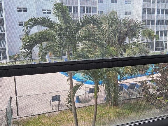 5th image of 301 NE 14th Ave APT 202