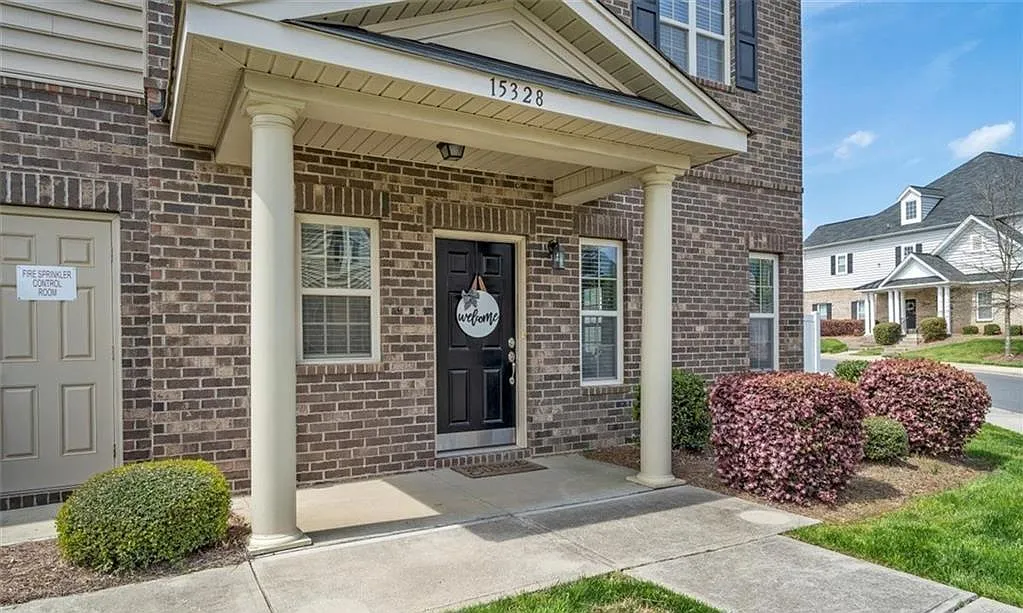 2 bed, 1388 sqft, $2,049 — Photo 2