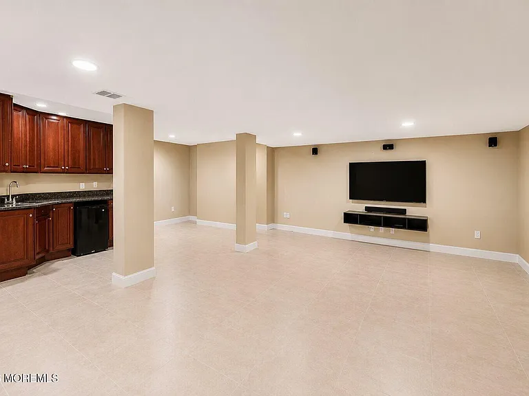 14 Heathrow Ct — Photo 42