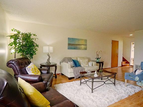 3rd image of 2120 Crestmoor Dr
