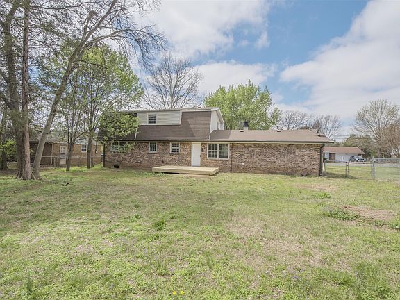 2nd image of 608 Lake Terrace Dr