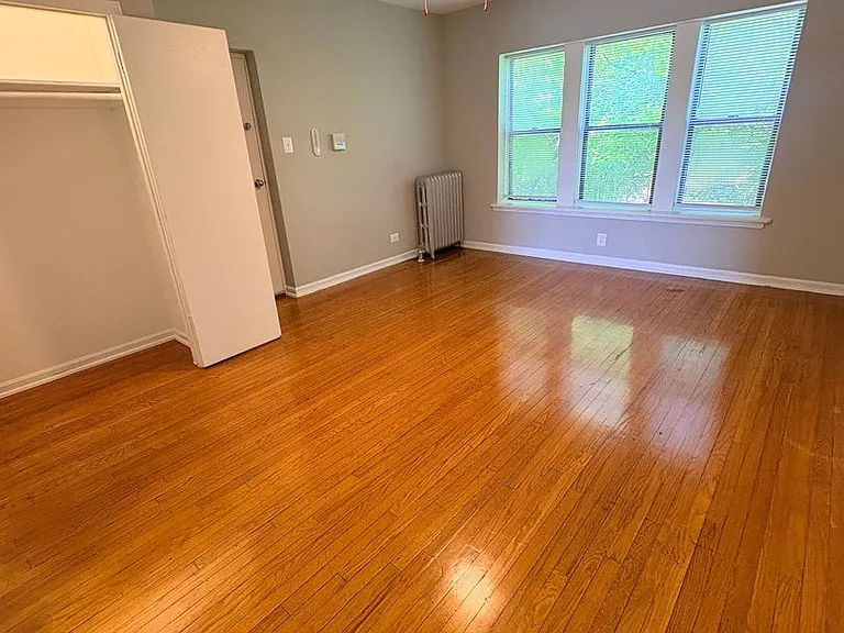 4946 W Adams St — Photo 1
