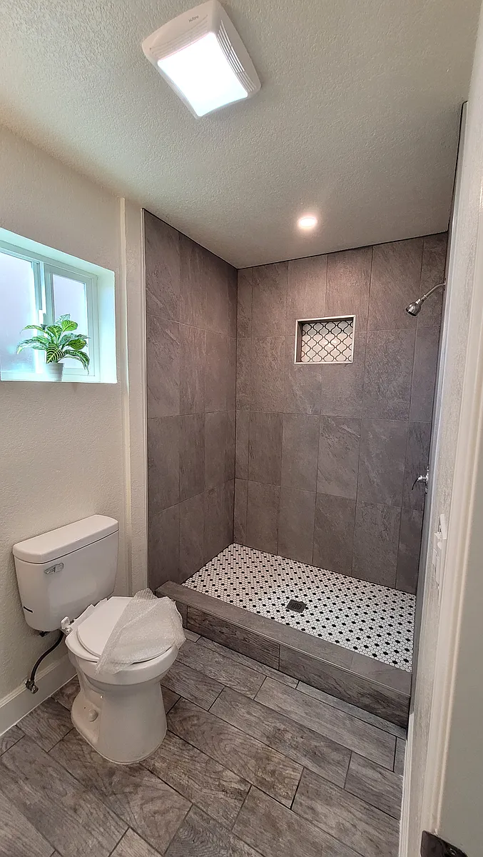 1 Full bathroom - 3984 Delta St #3984