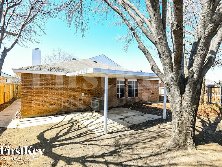 609 Hollyberry Dr — Photo 15