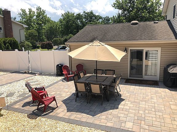 3rd image of 12 Saratoga Dr