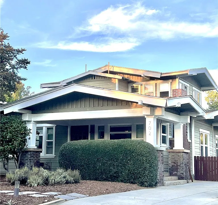 702 N Bushnell Ave