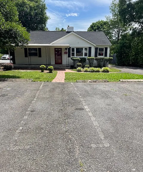 Front of 1900sq' Home with 4 parking spaces, plus long driveway to Garage area.