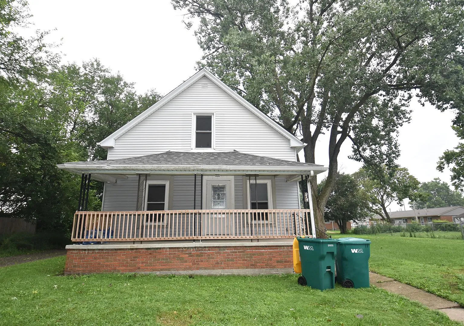 Mishawaka 1/2 story 3 bedroom single-family home with garage — Photo 2