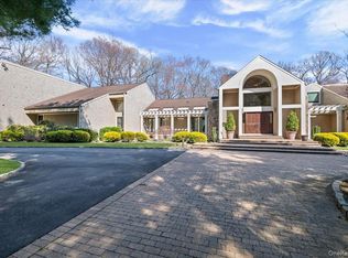 45 Coves Run, Syosset, NY 11791