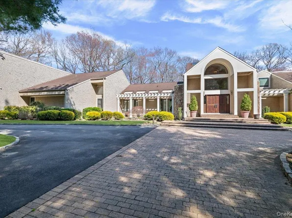 45 Coves Run, Syosset, NY 11791