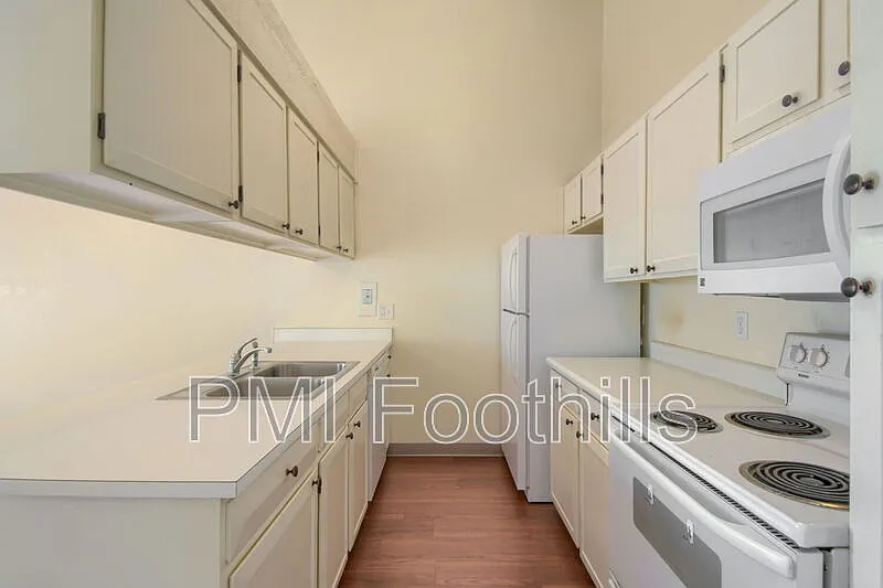 3 bed, 2.0 bath, 1139 sqft, $2,332 — Photo 4