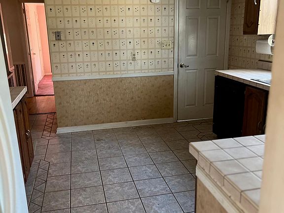 5th image of 216 Queens Drive S