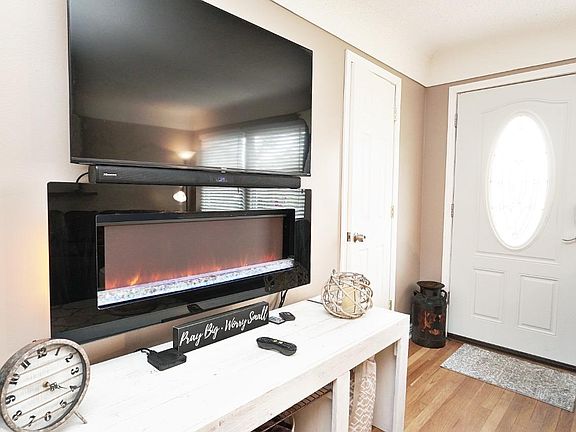 4th image of 586 Covedale Ave
