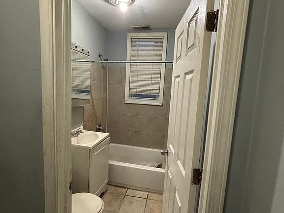 3rd image of 10808 S Hoxie Ave