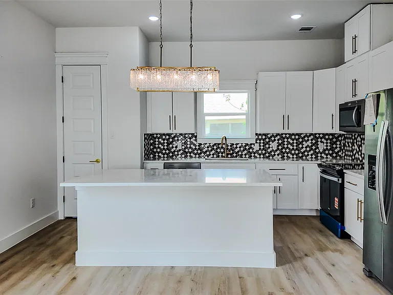 819 N Loop — Photo 6