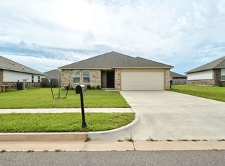 932 S Blackjack Ln, Mustang, OK 73064