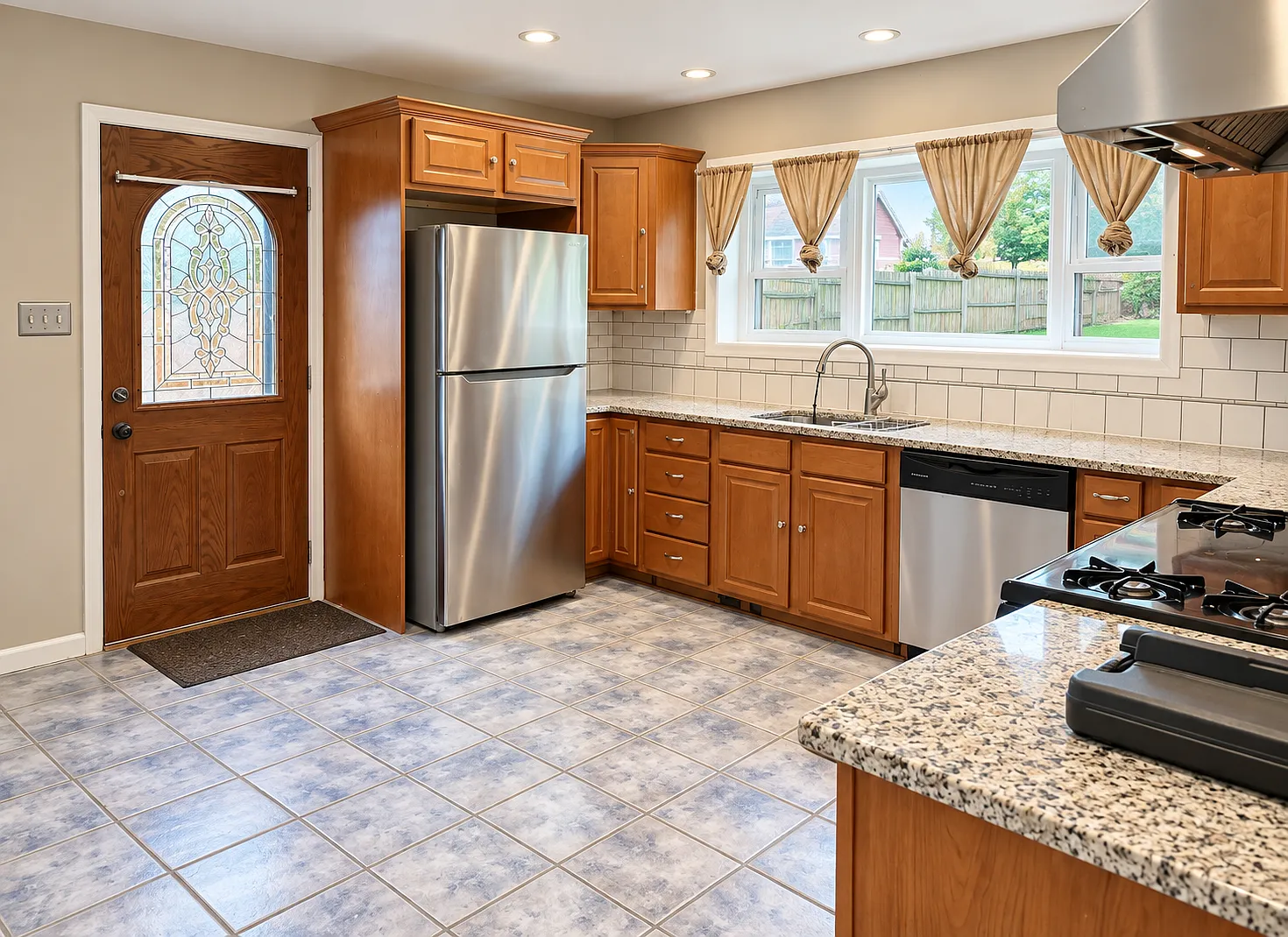 4 bed, 1350 sqft, $2,400 — Photo 2
