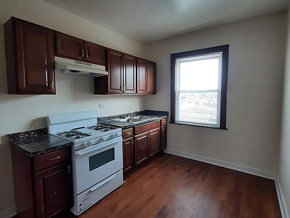 4th image of 2541 N Lockwood Ave