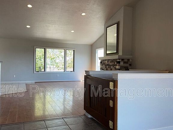 5th image of 629 W Kenosha Dr
