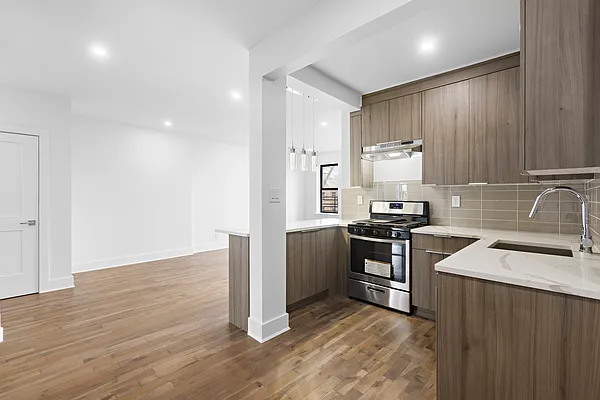 Sold by Thomas Lipovetsky, LREB | media 4