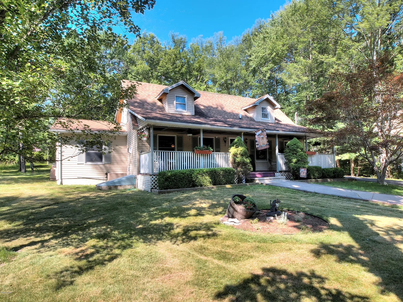 1048 Lakeland Dr photo 1