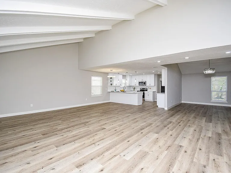 2835 Colony Dr — Photo 2
