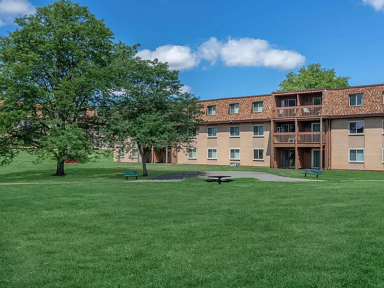 Towne Square Apartments and Townhomes — Photo 9