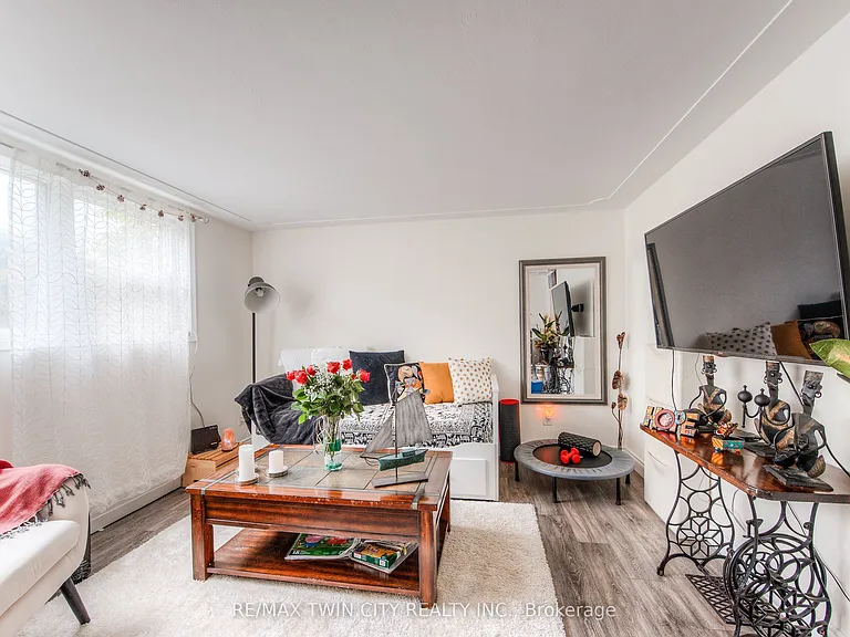 132 Allen St E #1 — Photo 12