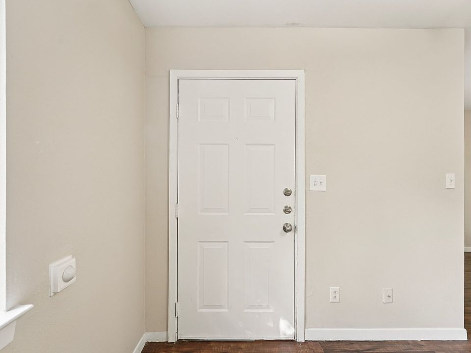 1st image of 1634 Post Rd APT 4