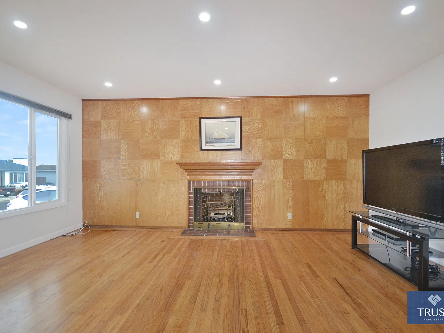 425 Ferndale Ave — Photo 2