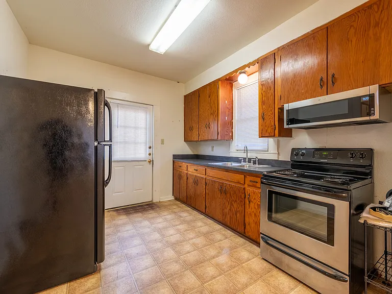 314 E Houston St — Photo 5
