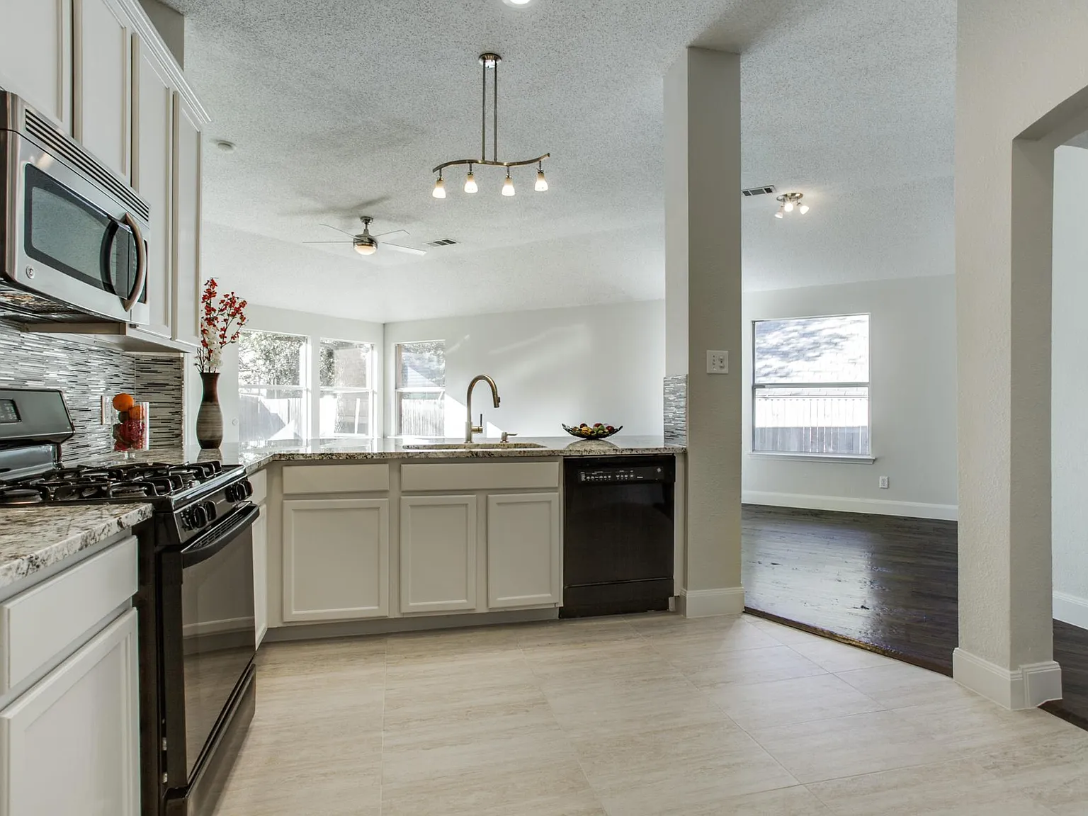 3708 Villanova Dr — Photo 4