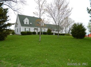 9237 N 15th Ave, Witt, IL 62015