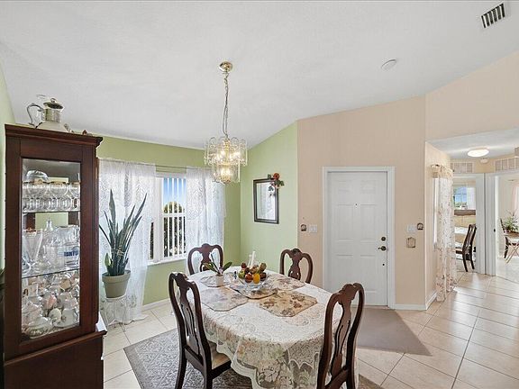 5th image of 401 SW Lake Forest Way