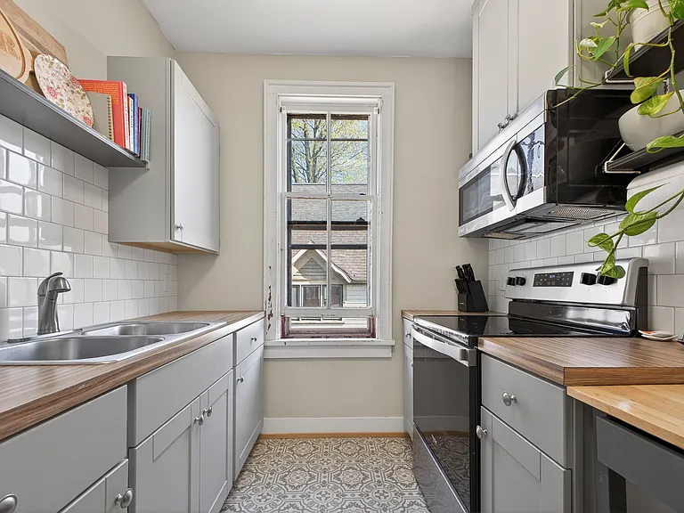 230 College Ave NE — Photo 6