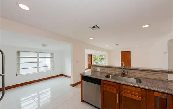 3 bed, 1000 sqft, $2,700 — Photo 3