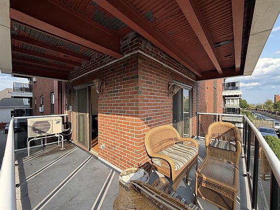 2nd image of 427 Broadway