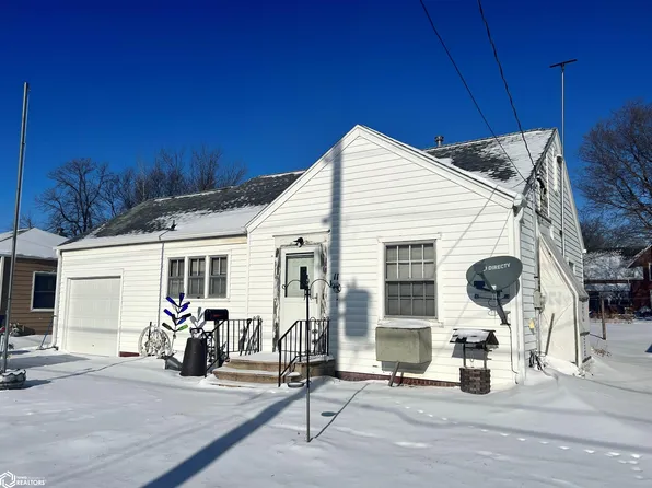 11 6th Ave NW, Hampton, IA 50441