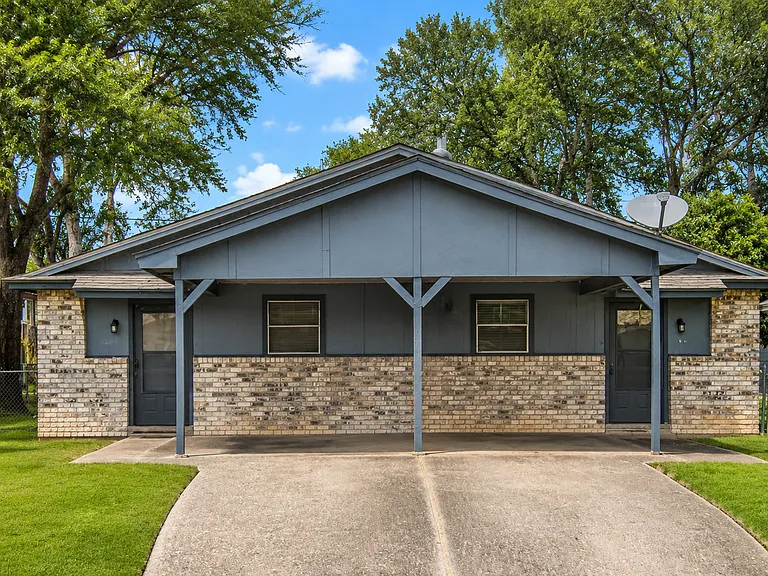 5004 Donnelly Ave — Photo 1
