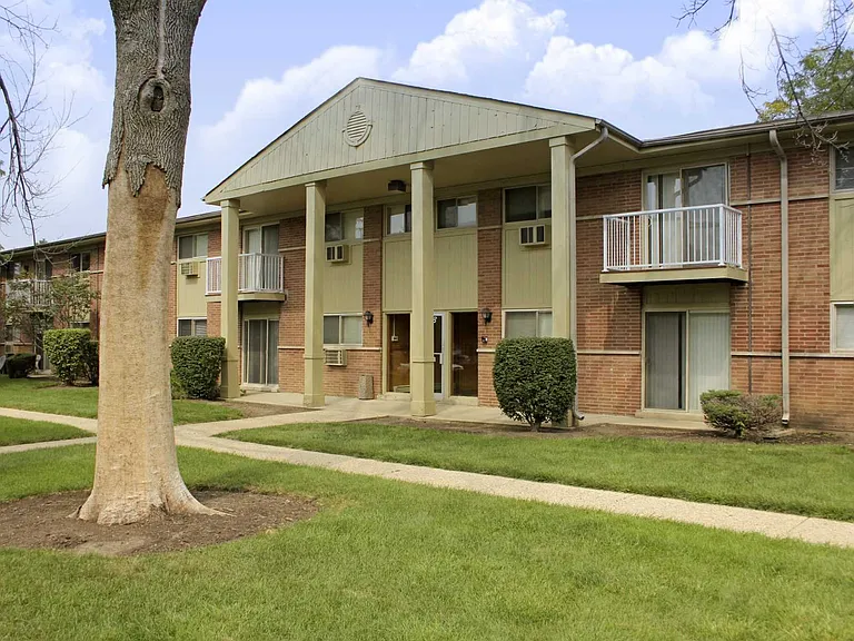 Pebblewood Court Apartments — Photo 12