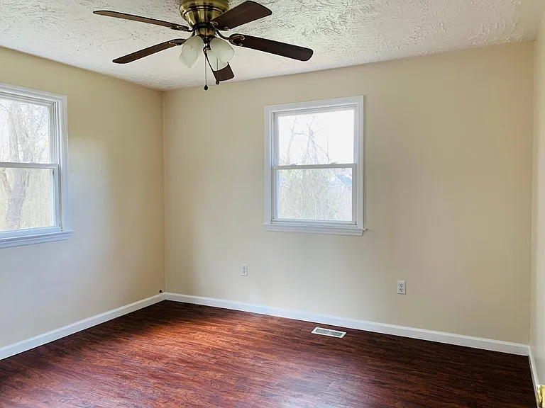2284 McKees Rocks Rd — Photo 6