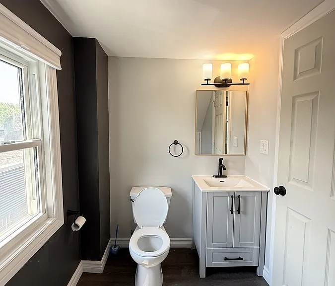 1677 Victoria Ave — Photo 33