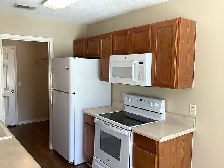 432 Laurel Hill Cir — Photo 2