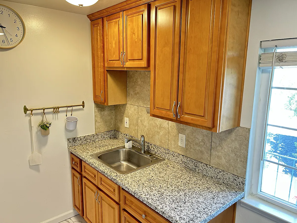 Building Photo - 634 S 11th St #6