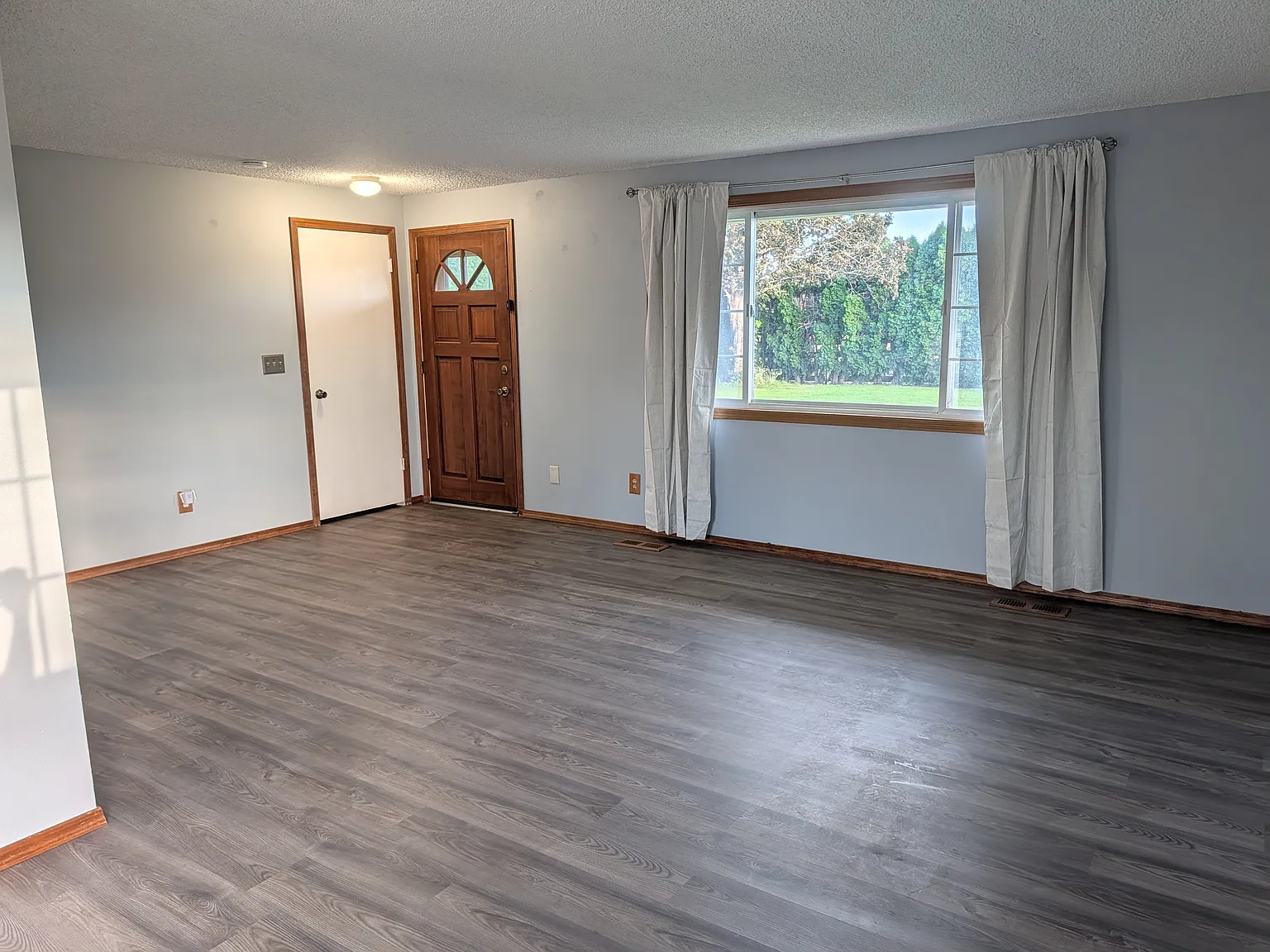 3 bed, 1008 sqft, $2,400 — Photo 3