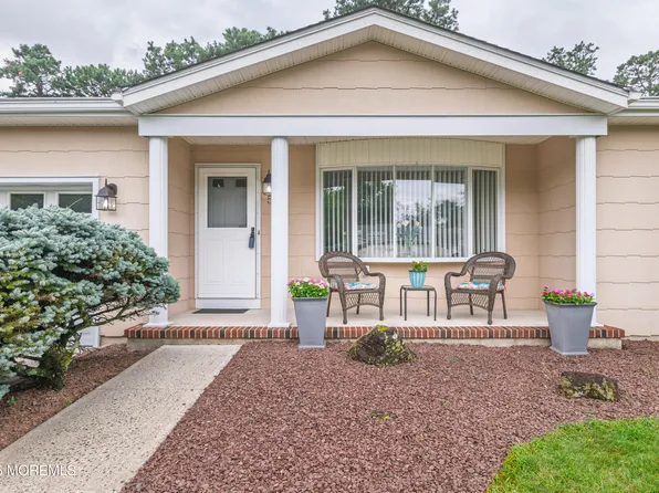 5 Bennington Drive, Toms River, NJ 08757