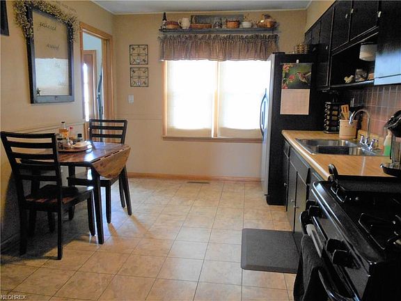 Spacious eat-in kitchen
