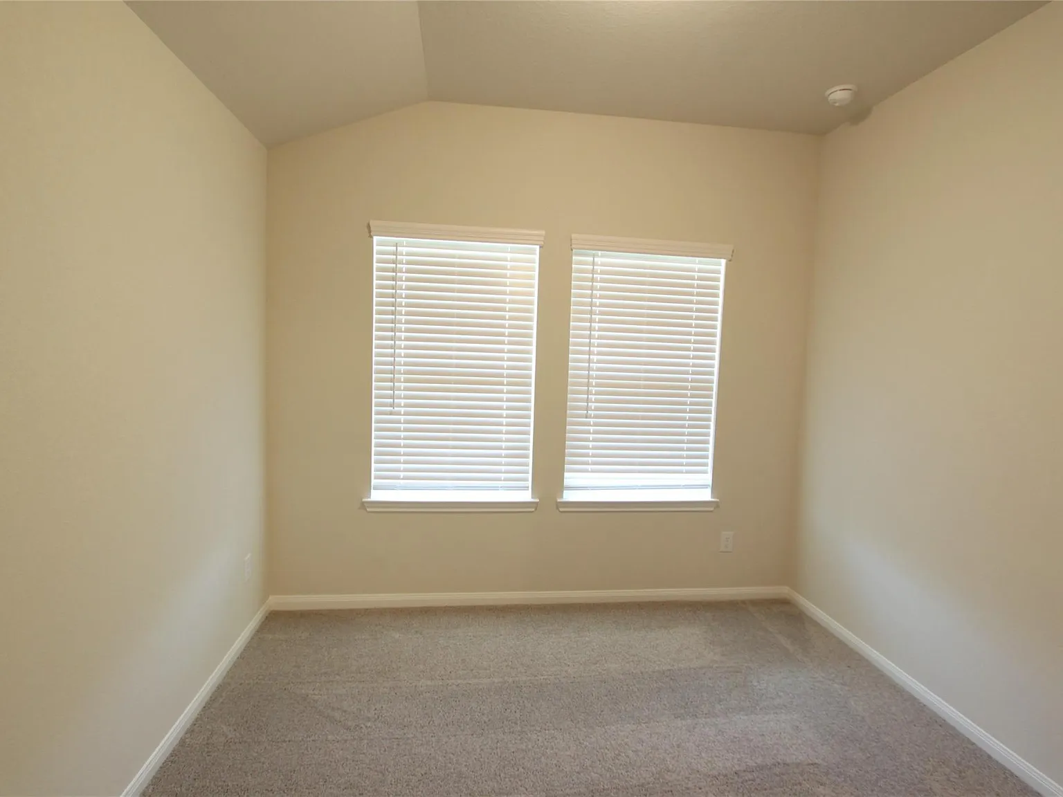 4 bed, 3.0 bath, 2012 sqft, $2,500 — Photo 4