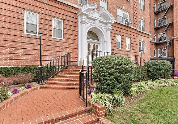 2nd image of 6911 Yellowstone Blvd APT B36