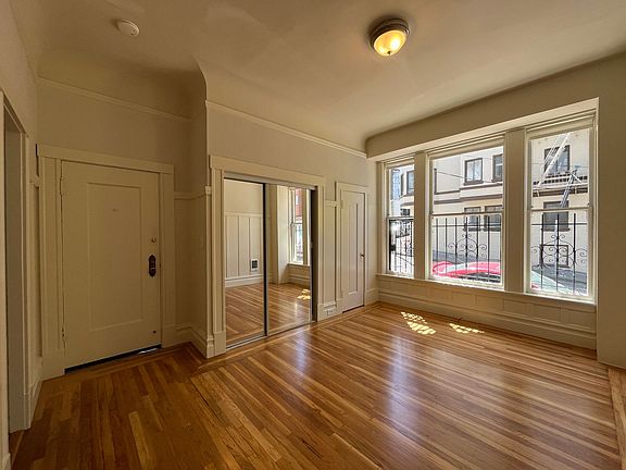 3rd image of 1501 Leavenworth St #1
